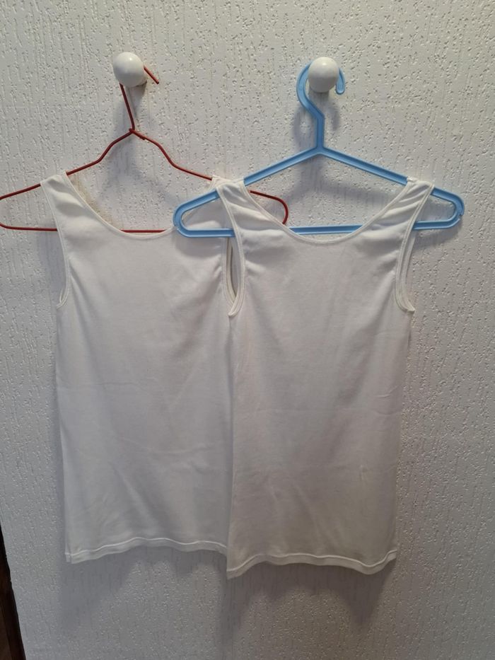 Lot de 2 débardeurs femme blanc M belle broderie décolleté V très bon état - photo numéro 3