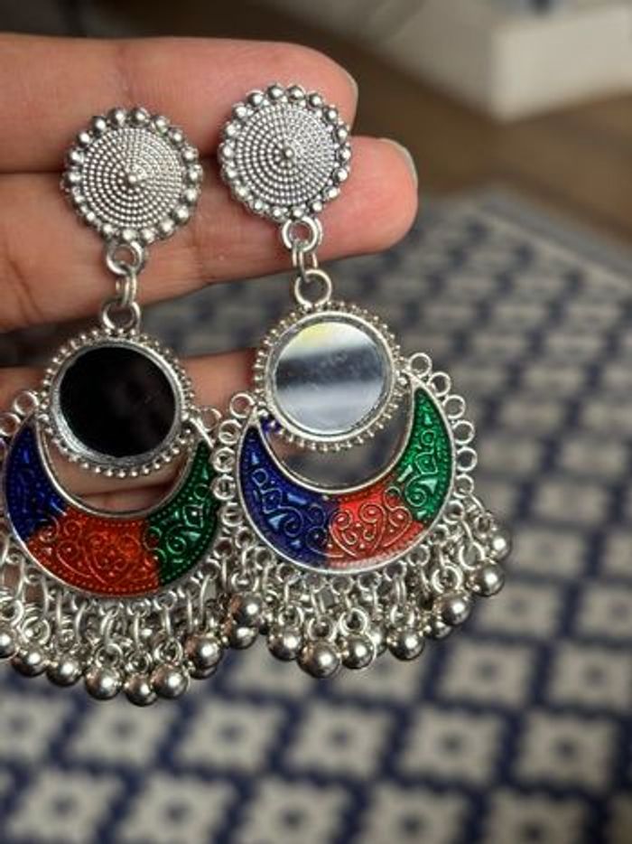Boucles d’oreilles ethniques argentées avec miroir et émail coloré - photo numéro 4