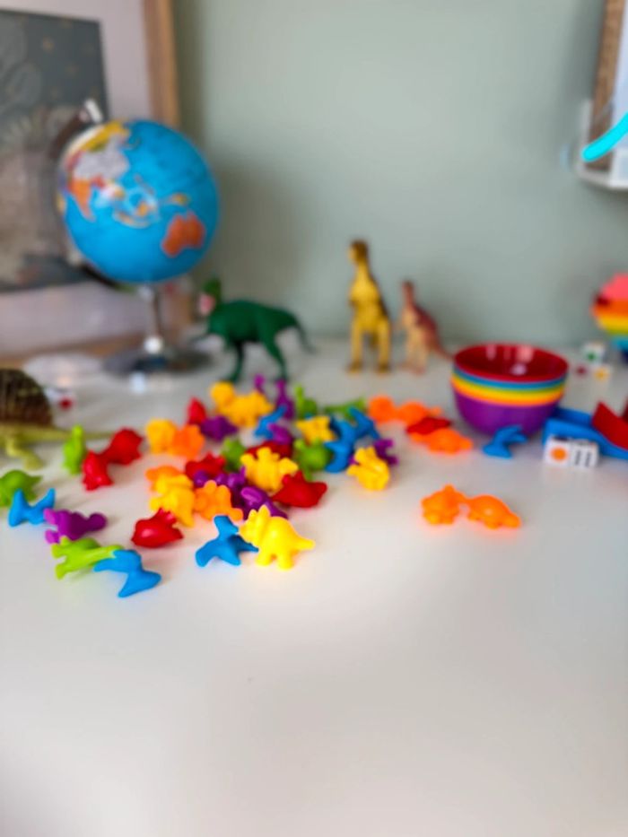 Figurines colorées les Dino à trier: Dénombrer, Compter, Couleurs,Motricité - photo numéro 3
