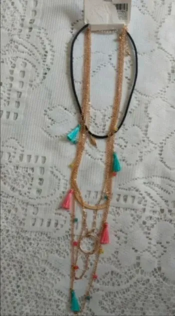 Lot de 2 colliers fantaisies, neufs