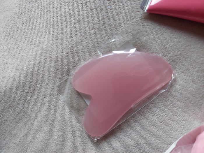 Lot beauté – Gua Sha rose + Beauty Blender rose + Crème mains Bleu Libellule – Neuf - photo numéro 3