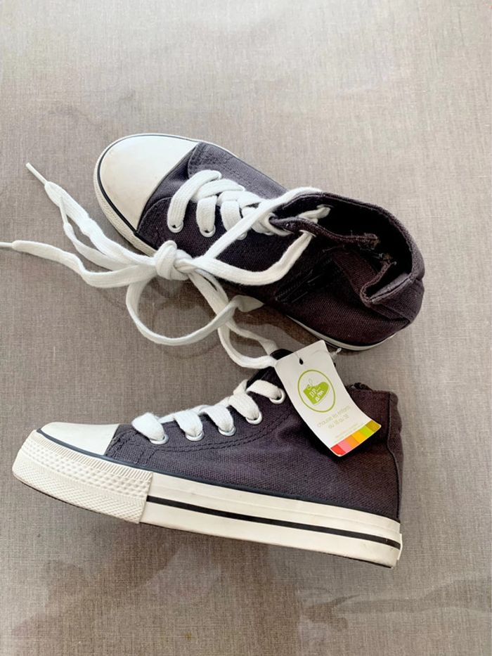 Basket en toile enfant avec fermeture facile sur le côté