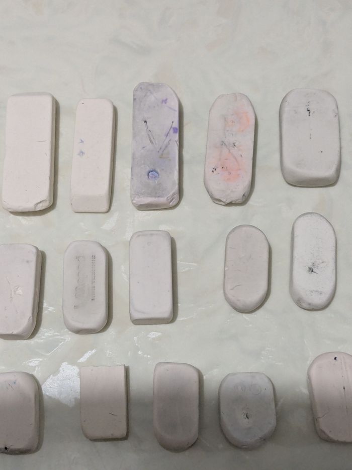 Lot de 21 gommes déjà utilisées. - photo numéro 3