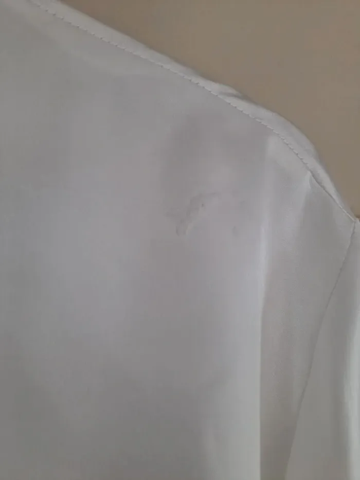 Robe de chambre fluide neuve jamais portée blanche 1 défaut de tissu TU prix mini - photo numéro 5