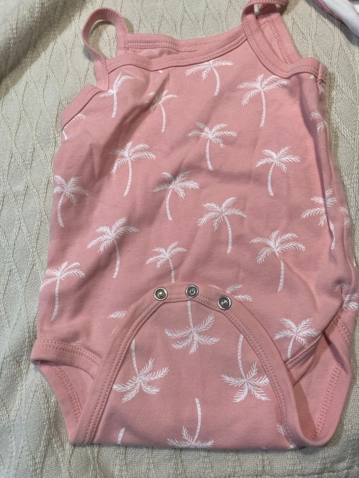 9 bodys  6 mois - photo numéro 9