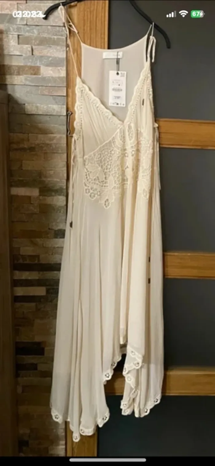 Belle robe créé broderie Zara taille L - photo numéro 2