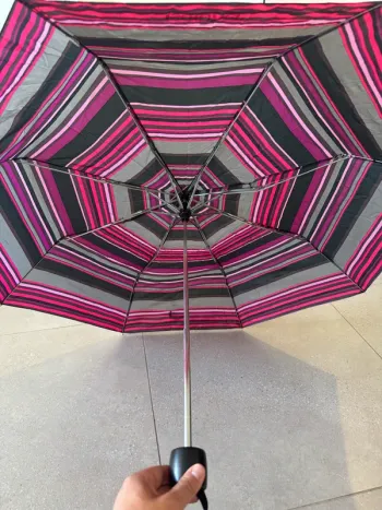Parapluie Isotoner, bon état général,