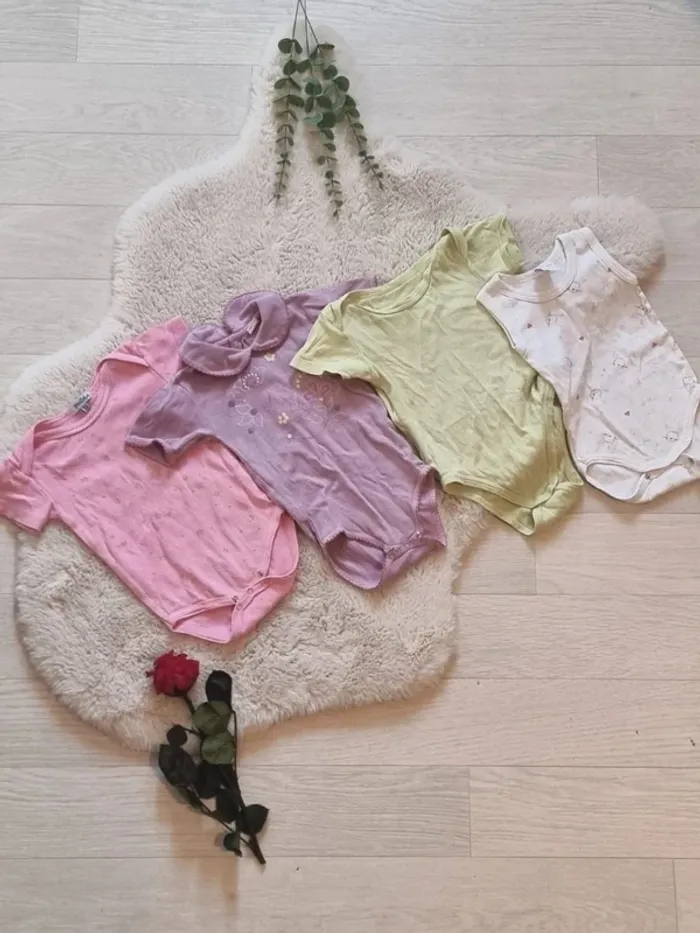 Lot 4 bodies manches courtes