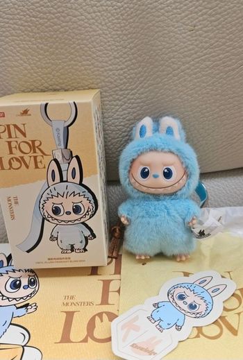 Labubu Pin for Love lettre K bleu turquoise Pop Mart