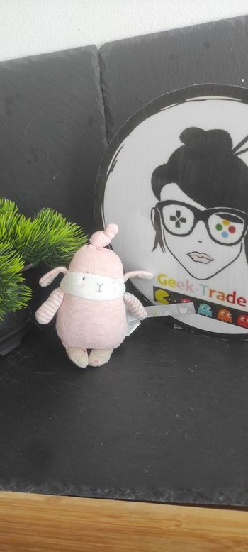 petite Peluche doudou lulu lapin rose blanc rayé grelot les petits dodos Moulin Roty