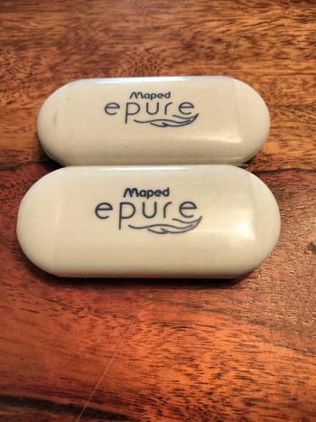 Lot de 2 gommes neuves ovales blanches maped