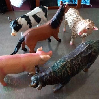 Lot  de grandes figurines d animaux  en caoutchouc 20/20cms