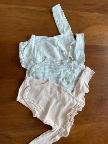 Lot de 3 bodies Obaïbi taille 1 mois très bon état