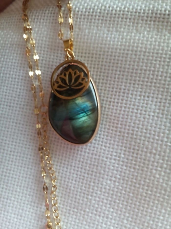 Collier pierre de labradorite naturelle fleur de lotus