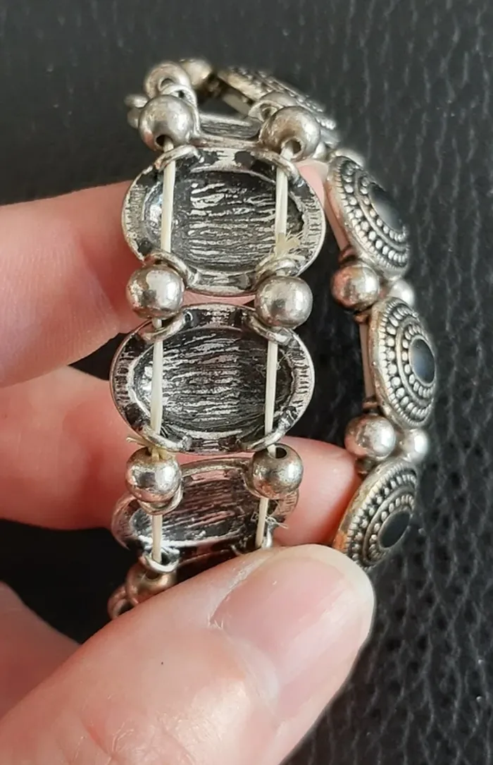 Très joli bracelet extensible vintage en émail noir et laiton argenté - photo numéro 3