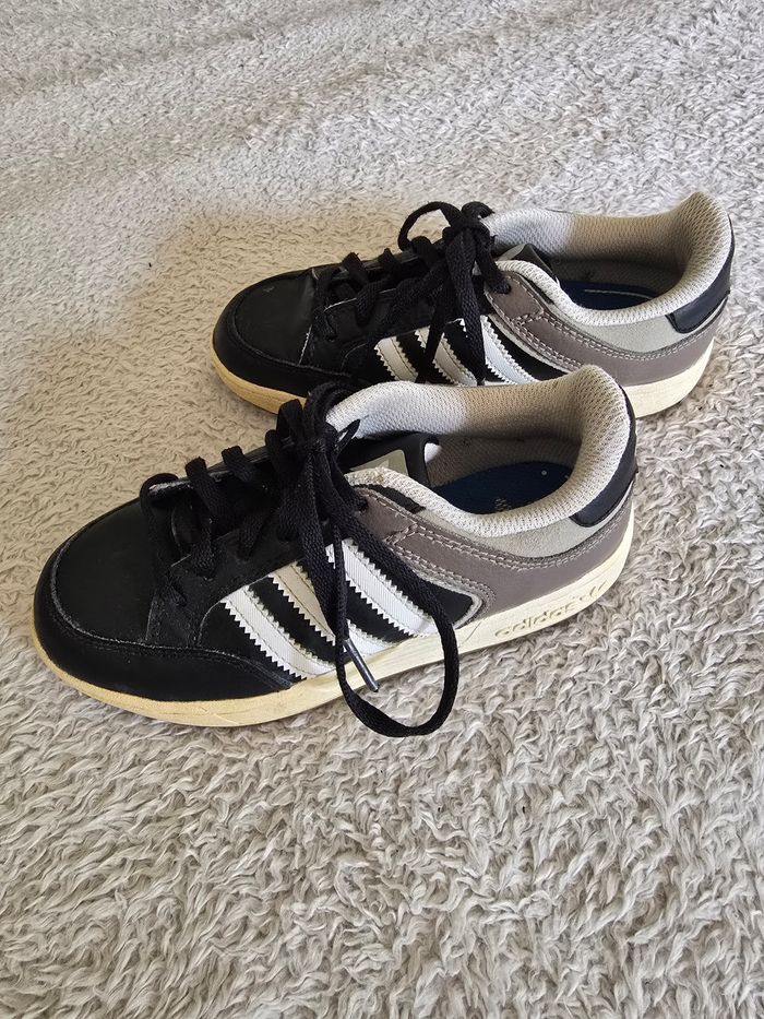 Baskets mixte 🍒Adidas🍒pointure 32 - photo numéro 2