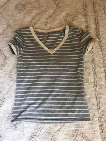 T-shirt Gris col V taille 36