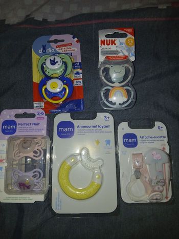 Lots de sucettes et accessoires 