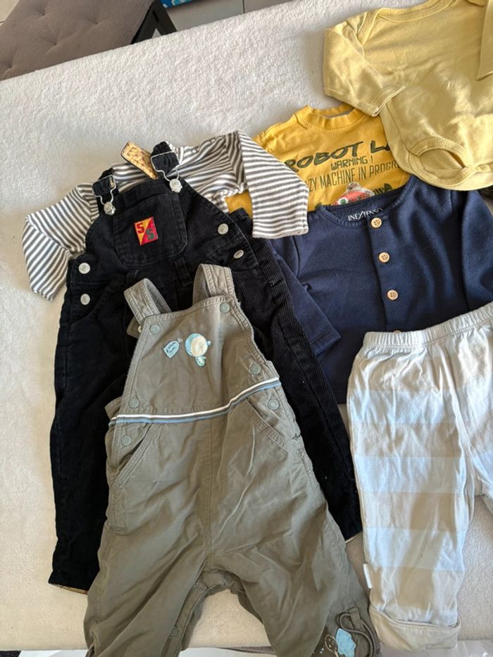 Lot Vêtements Bébé Garçon 6 mois - Pantalons, Hauts, salopette - photo numéro 4