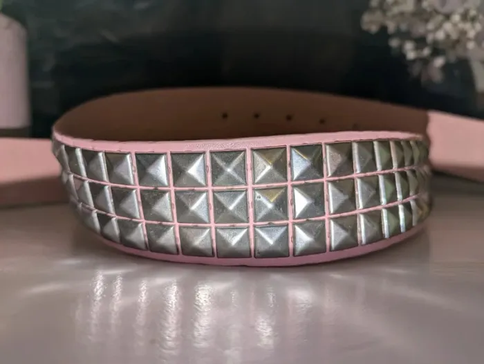 Ceinture rose avec décorations métal argentées, style rock chic tendance - photo numéro 3