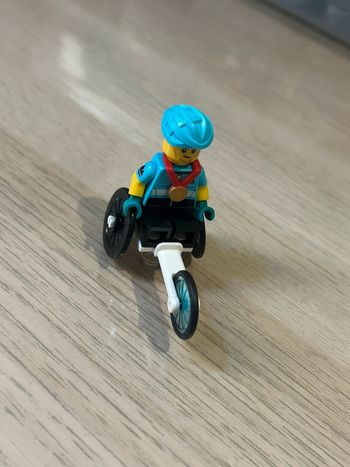 Minifigurine lego 71032 série 22 Athlète handisport en fauteuil
