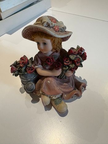 Figurine de décoration petite fille avec des fleurs
