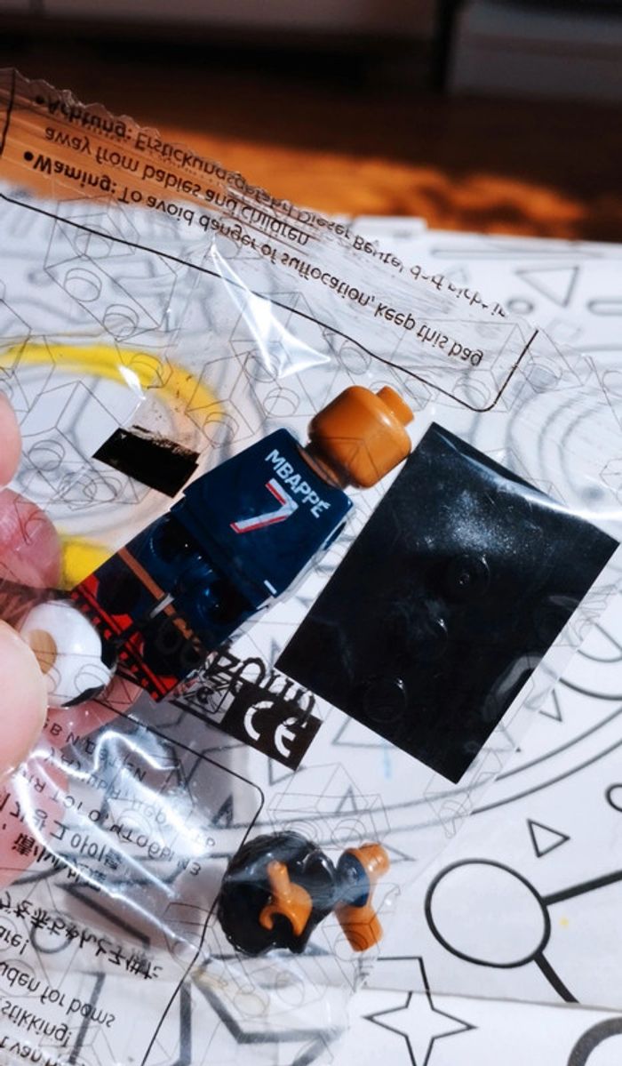 Personnage Lego football neuf Kylian m'bappé PSG Paris Saint-Germain maillot Qatar Airways - photo numéro 2