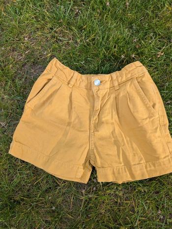 Short en toile moutarde 8 ans