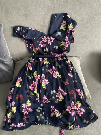 Robe femme fleurs et papillons