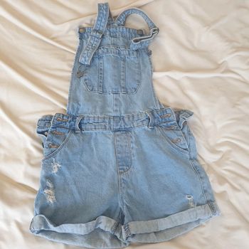 1 salopette courte en jeans, marque Kiabi, taille 32, en très bon état