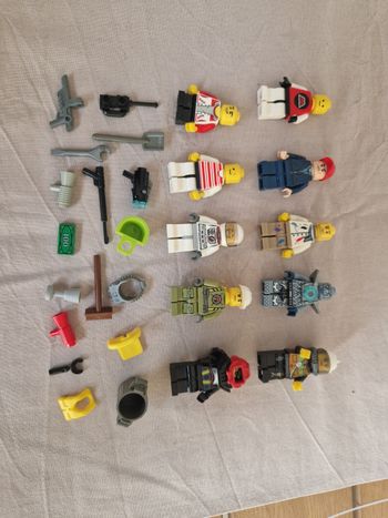 Lot figurines lego + accessoires (4)