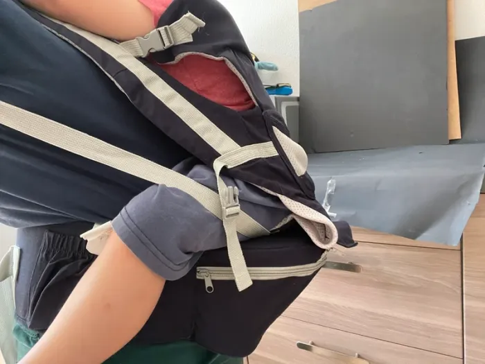 Porte bébé très grand avec support pour enfant et scratch au niveau de la taille - photo numéro 3