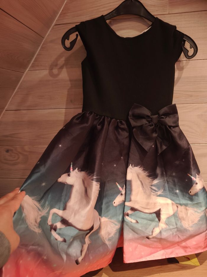 Robe noir et rose pour fillette H&M avec licornes taille 8-10 ans parfaite pour les fêtes de fin d'année - photo numéro 4