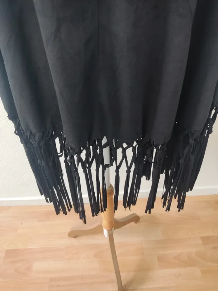 Cape en suédine noire à franges TU Mango neuve - photo numéro 5