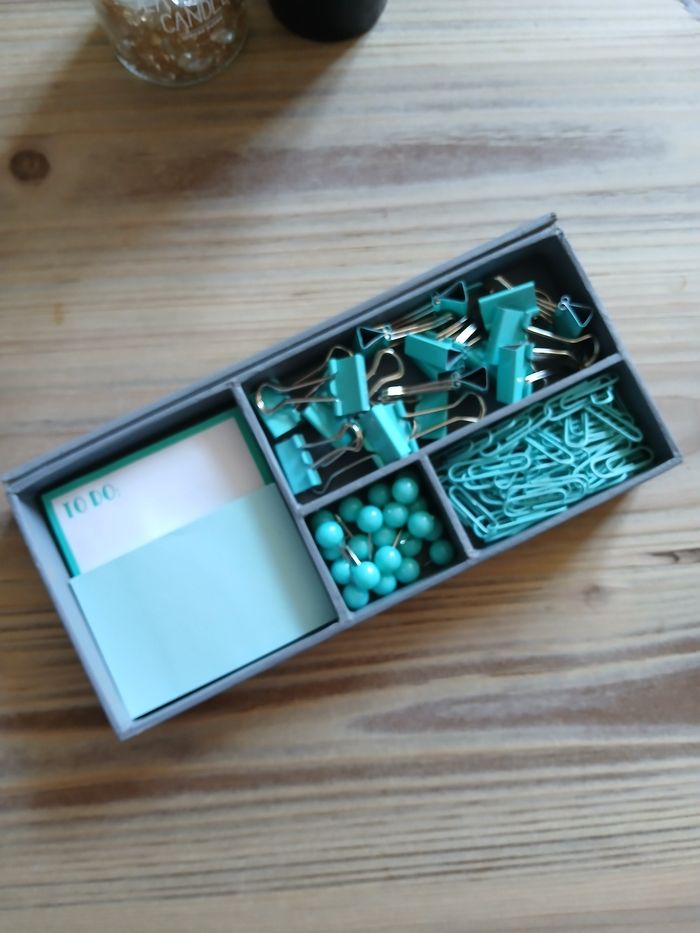 Accessoires bureau trombones & punaises & pinces & notes vert d’eau & argenté