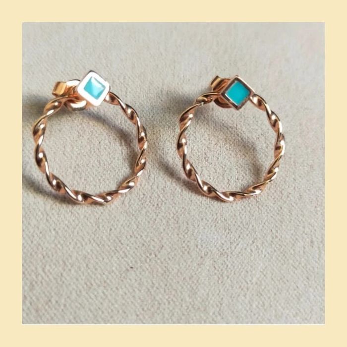 Boucles d’oreilles fantaisie – Créoles torsadées rose gold & losange turquoise