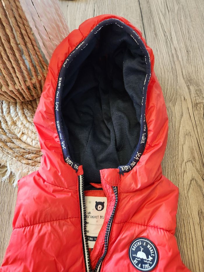 Veste sans manches rouge 9mois C&A - photo numéro 5