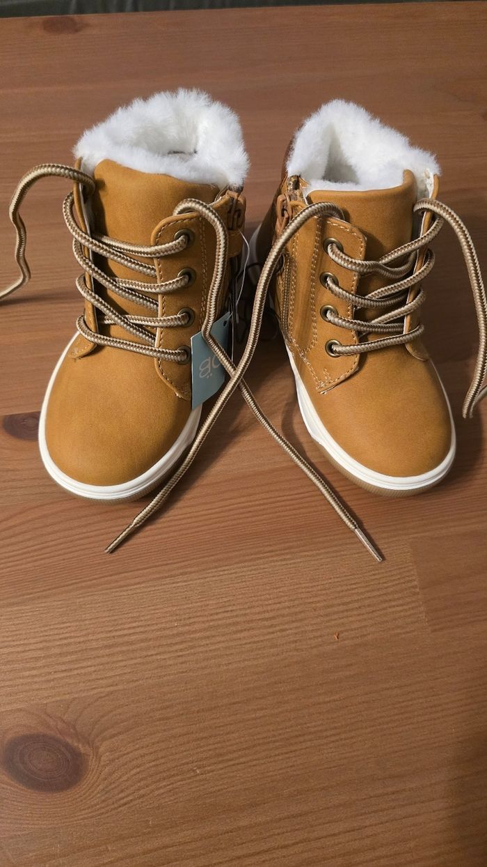 NEUVES  (non portées) 🏷😍🤩superbes bottines fourrées garçon pointure 24🤎🤎💙💙 - photo numéro 5