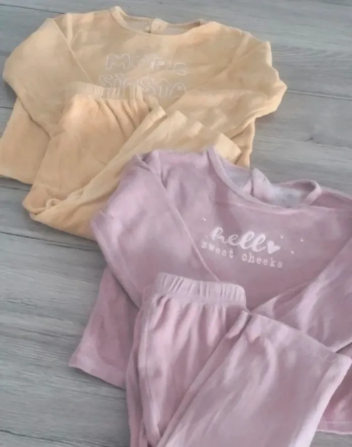 Lot pyjama 2 pièces pull/pantalon velours 24mois Tex Baby