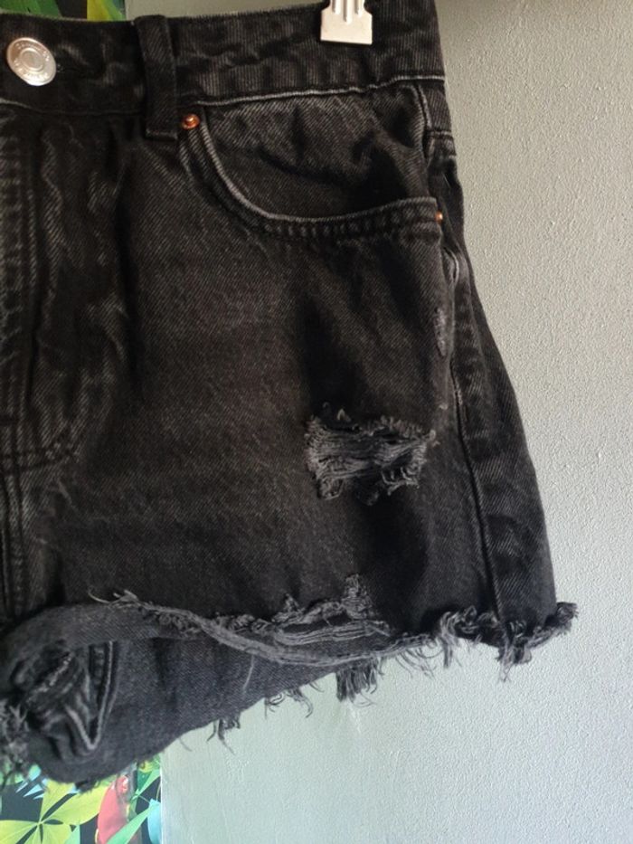 Short jean troué - photo numéro 2