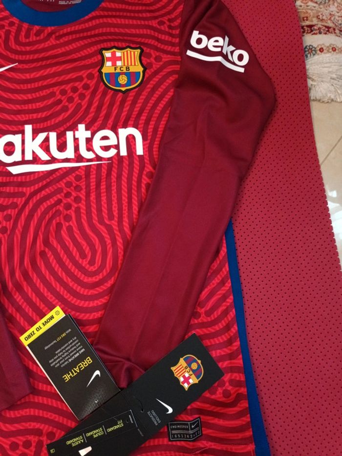 Maillot de foot FC Barcelone + chaussettes, Nike Authentique Officiel taille enfant 12/13 ans, Neuf - photo numéro 3