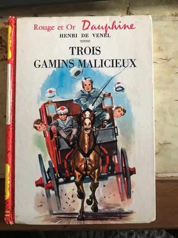 Trois gamins malicieux
