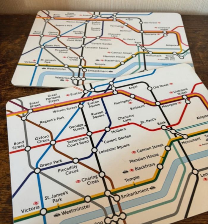 Lot Souvenirs de Londres :2 tasses, 2 sets de table et 1 boîte métallique - photo numéro 2