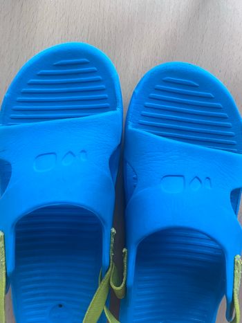 Chaussure sandale piscine / plage enfant. 
