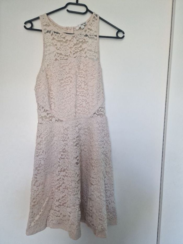 Robe en dentelle rose pastel
