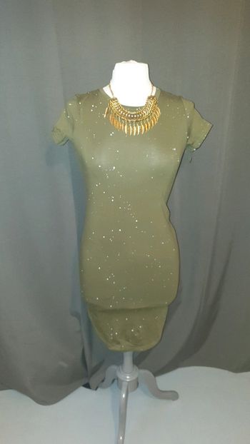 Robe T-shirt kaki avec tâches blanches