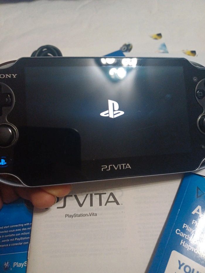 PS Vita Wi-Fi PCH-1004 en boite - photo numéro 16
