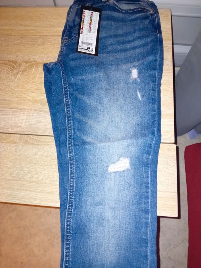 Jeans troué - photo numéro 2