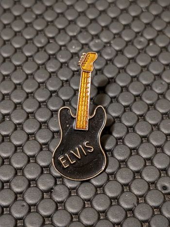 Pin's guitare noire Elvis Presley