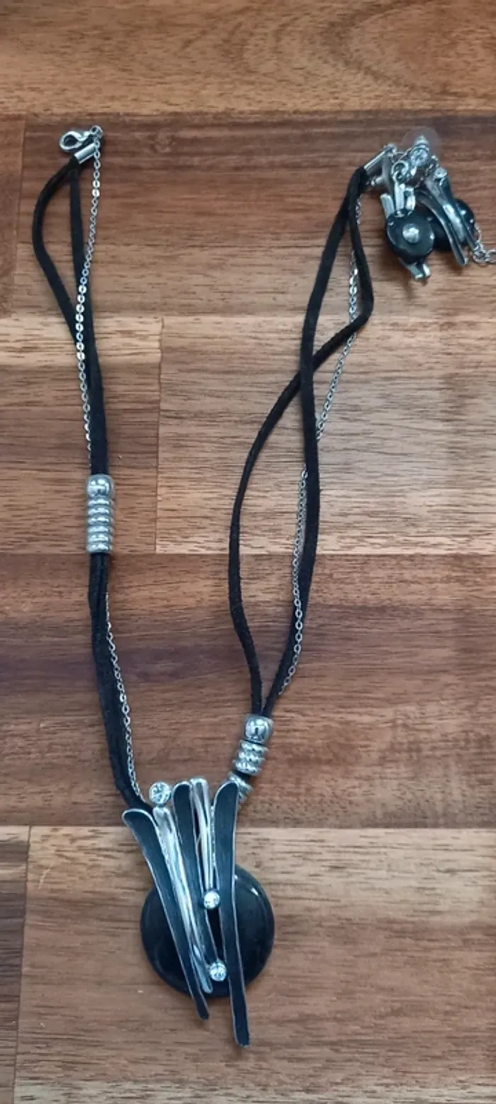 Collier et boucles d'oreilles